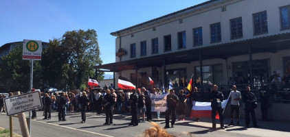 Neonazis vor dem Rosenheimer Bahnhof ...
