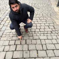 Für einen rollstuhlgerechten Max Josefs Platz setzt sich Abuzar Erdogan ein.